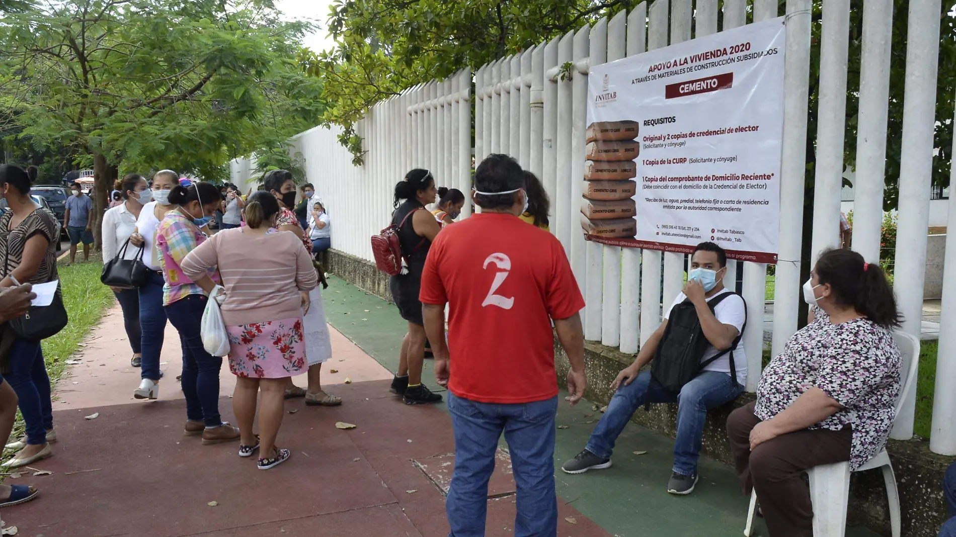 COLA DE GENTE EN INVITAB POR APOYO DE CEMENTO-JCH (10)